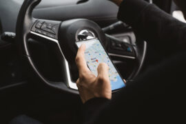 ながら運転とは?危険性や罰則・違反点数・反則金を徹底解説