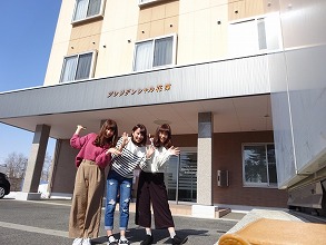 マツキドライビングスクール米沢松岬校の3名組女子合宿生が宿泊施設前で撮った記念写真