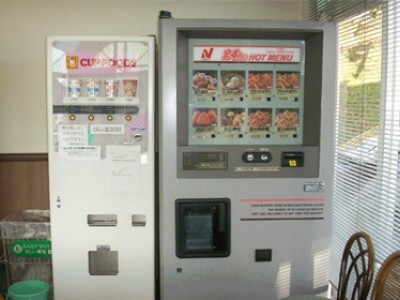 おなかがすいて教習にならないという方のためのカップラーメン・冷食自販機コーナー。また、この他に5台の飲料自販機を常備しています。