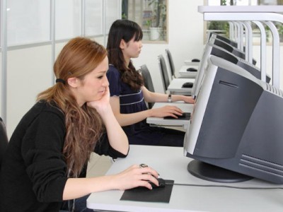 自習用パソコンも学校内に数台設置。1人でストイックに勉強したり友達と気楽に挑戦したり、好きなように利用できます。