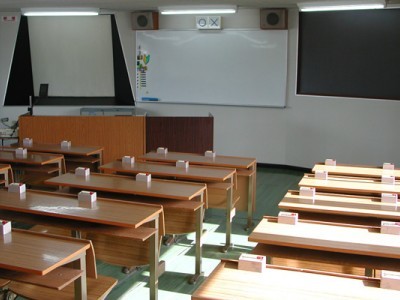 白根中央自動車学校の学科教室。大型のスクリーンやプロジェクター、スライドが備え付けられています。