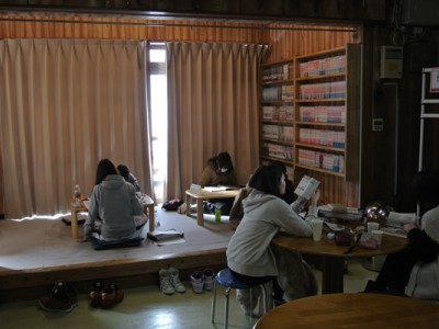 越後湯沢六日町自動車学校の待合室にはお座敷もあります。足を伸ばして休憩できるのはうれしいポイント。マンガもたくさんあるので待ち時間も退屈しません。