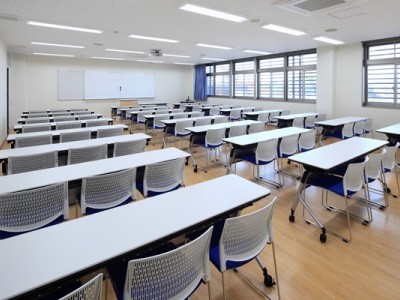 明るいフローリングに、白を基調としたゆとりのある学科教室。濃いブルーがアクセントになって清潔感あふれる印象になっています。