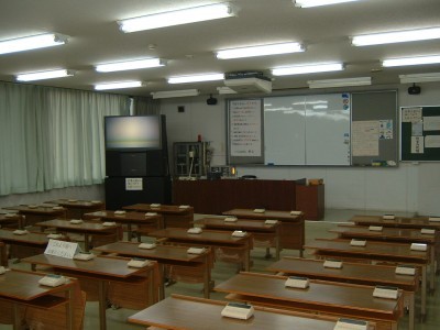 学科教室は広くて快適。階段状に並んだ机のおかげで、後ろの席になってしまっても前が見やすいのがうれしいですね。