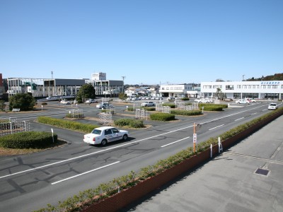 総面積14,000平方メートル。静岡県内でも最大級の敷地面積を誇る教習所です。これだけ広ければ、教習生の集中する時期でも焦ることなく余裕を持って運転に集中できますね！
