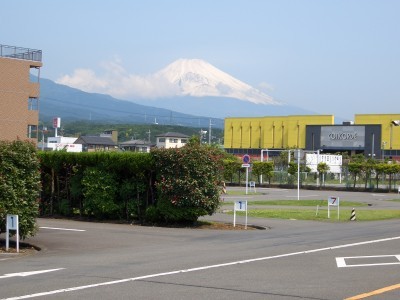 晴れている日は教習コースから富士山が見えます！この絶好のロケーションも、すその中央自動車学校の魅力のひとつです。