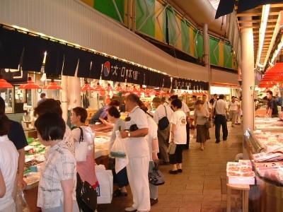 空いた時間は近江町市場へ！活気ある市場へ出かけて、新鮮な海鮮に舌鼓♪