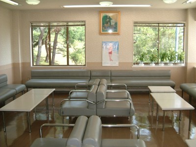 キレイで明るい石川・太陽自動車学校の待合室。ゆとりのある空間にはたくさんのソファが。のんびりくつろげそうですね♪