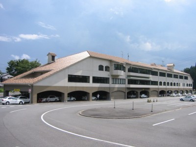 大陽猪名川自動車学校は県下最大級の広さと設備を誇ります。「免許を取るだけの教習所」ではなく、「通いたい教習所」をモットーにしています。