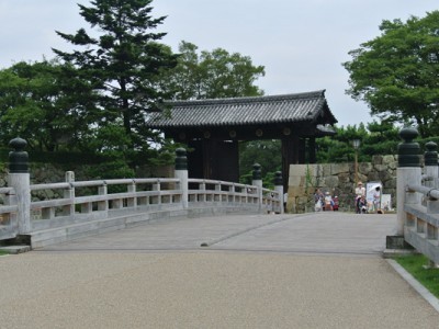 奈良の法隆寺とともに、日本で初の世界文化遺産となった姫路城が近くにあります。空き時間に散策してみてください♪
