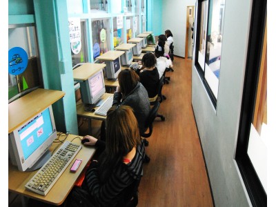 教習所内には、学科問題を勉強するためのパソコンも設置してあります。試験対策や予習復習はこれでバッチリですね！