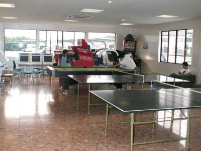 教習所内には、卓球台もあり空き時間にみんなで楽しく遊べます♪
