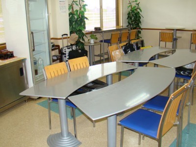 ブルーがアクセントカラーになっている宿泊施設の食堂はいつでもキレイ♪朝と夜は教習生たちでにぎわいます。
