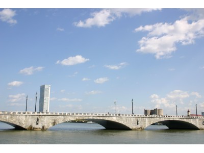 新潟市内を流れる信濃川。頑丈な石づくりの萬代橋は美しい連続アーチが特徴的な萬代橋があります。（国指定重要文化財）