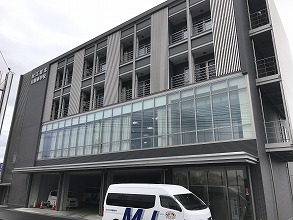 松江城北自動車教習所の新校舎の外観