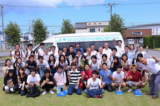銚子大洋自動車教習所の合宿教習生のグループが校舎の前で撮った記念写真