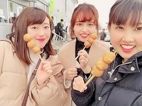 マツキドライビングスクール米沢松岬校の女子合宿生たちが春休み合宿限定の、名物玉こんイベントに参加している写真