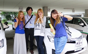 鳥取県自動車学校で合宿生と指導員との記念写真