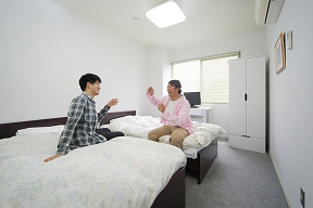 静岡県セイブ自動車学校の男性宿舎の室内写真