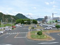 鳥取県東部自動車学校の教習コースは、とっても広々！そのため、たくさんの人と一緒の教習でも、安心してテクニックを学ぶことができます。
