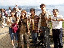 日野の指導員は、全員とってもフレンドリーなんです！卒業の際には、一緒に記念写真を撮る生徒さんもいっぱい！まるで一緒に旅行に来た友達みたいですね♪