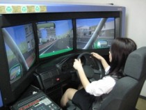 水俣自動車学校には、高速教習用のシュミレーターも完備！ハイテクな設備が揃っていますので、短期間の合宿免許でもばっちり運転を学ぶことができます。