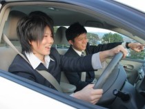出羽自動車教習所の指導員は皆優しくて親切。だから初めての運転で緊張していても大丈夫！だんだん緊張がとけて、自然と笑顔で運転できるはず♪