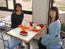 教習コースが見渡せる明るい食堂♪やっぱり新潟のお米は美味しいですね！夕食が提携レストラン10店舗から選べるプランも大人気！