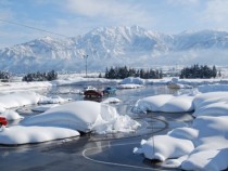 冬の教習コースは雪に囲まれてとても幻想的。路上教習では雪道走行も体験できるかもしれませんね。雪化粧を施された八海山も必見です！