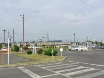 前橋天川自動車教習所は閑静な住宅街と工場に囲まれた環境にあるため、技能教習もリラックスして受けられます。