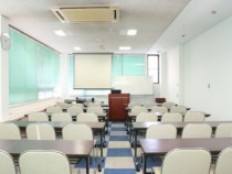 ブロックチェックの床がオシャレな西尾自動車学校の学科教室。大きなスクリーンもあるのでどの席でもしっかり教習を受けられます。