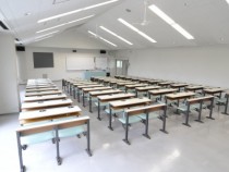 大陽猪名川自動車学校の学科教室は、後ろに座っても授業が見やすいように傾斜設計になっています。