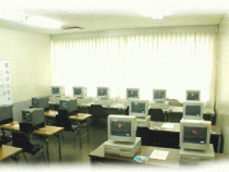 自習室には、学科教習の問題集用パソコンがこんなにたくさん！　教習生で込み合う時期でも、これならパソコンを取り合わずに済みそうですね。