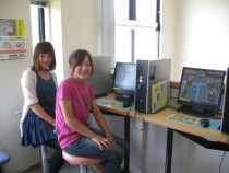 校内には学科教習の問題集用パソコンも設置されています。空き時間にはこのパソコンで問題を解き、バッチリ試験対策をしましょう♪