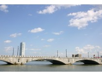 新潟市内を流れる信濃川。頑丈な石づくりの萬代橋は美しい連続アーチが特徴的な萬代橋があります。（国指定重要文化財）