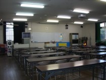 脇町自動車学校では、アットホームな雰囲気の教室で、ゆったりと学科教習を受けることができます。分からないことがあれば、気軽に指導員まで聞いてください。
