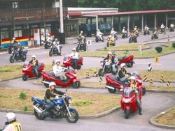 60台のバイクが同時に教習可能な栃木県最大の二輪車専用コースを保有しており、スタッフも二輪教習のベテランばかりですので初めての方でも安心してバイクの免許取得が可能です。