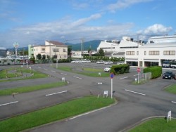 手入れの行き届いた学校の教習コース。広々としたコースでリラックスしながら運転を楽しみましょう♪天気がいい日はコースから日本のシンボル･富士山が見えるので、やる気もさらにアップですね。